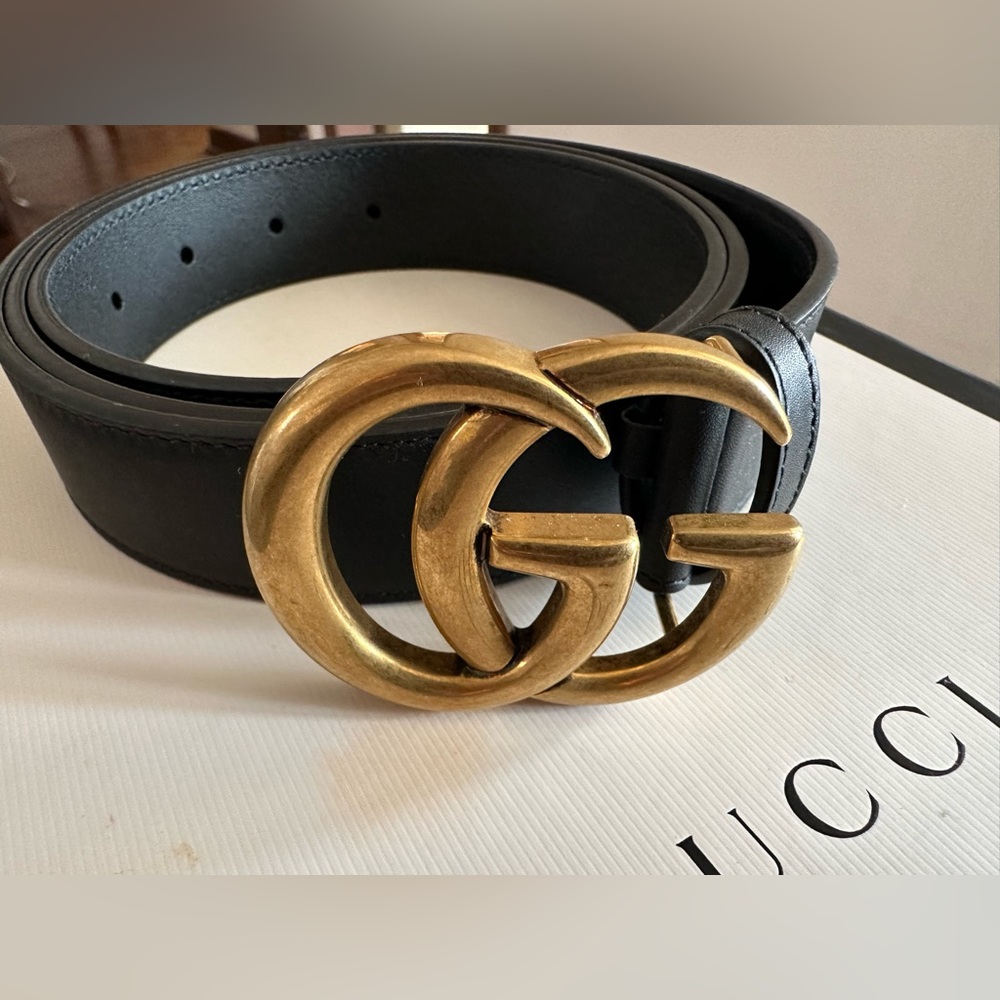 Black leather Gucci belt